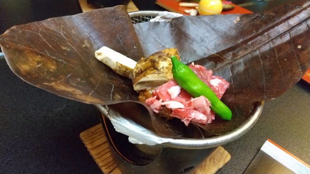 松茸と牛肉の朴葉焼き